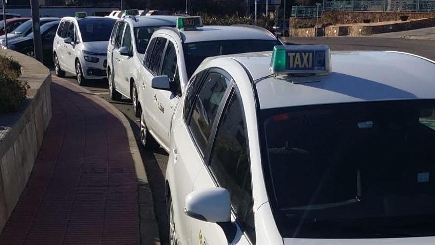 Els taxistes de Sant Feliu es planten davant &#039;d&#039;n dels hotels que fa trasllats cobrant