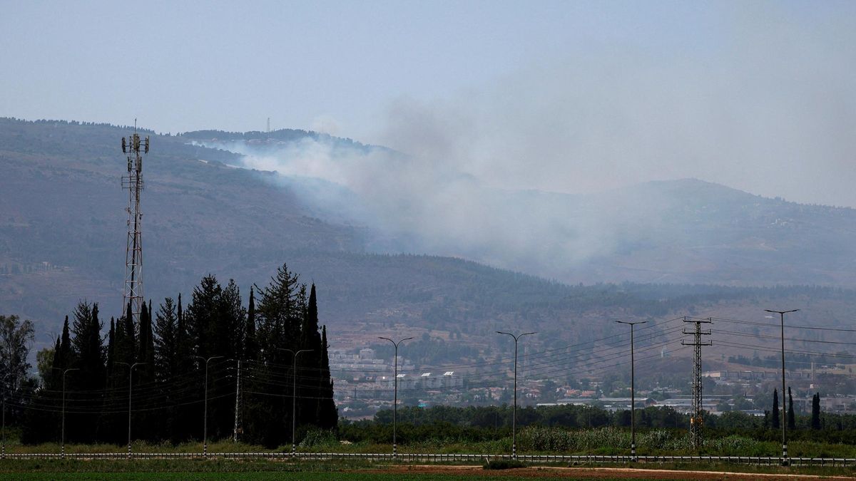 La frontera entre Israel y el Líbano, en Kiryat Shmona, con humo provocado por los intercambios de fuego entre el Ejército hebreo y la guerrilla de Hizbulá.