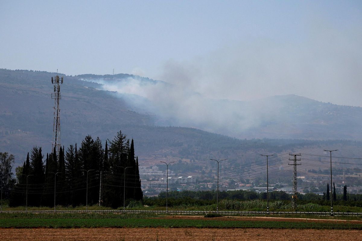 La frontera entre Israel y el Líbano, en Kiryat Shmona, con humo provocado por los intercambios de fuego entre el Ejército hebreo y la guerrilla de Hizbulá. La frontera entre Israel y el Líbano, en Kiryat Shmona, con humo provocado por los intercambios de fuego entre el Ejército hebreo y la guerrilla de Hizbulá.