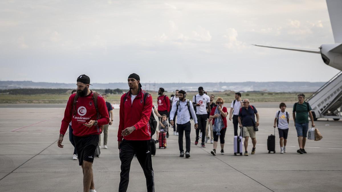 Los jugadores del Casademont, bajándose del avión que les devolvió a Zaragoza
