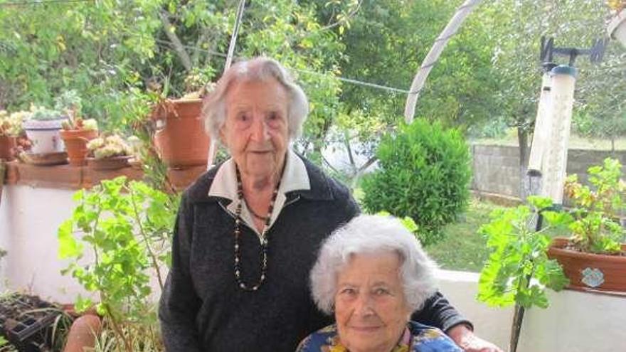 Lydie Jacquet, de pie, junto a su amiga Lola García-Argüelles, en Barru, en una imagen de archivo.