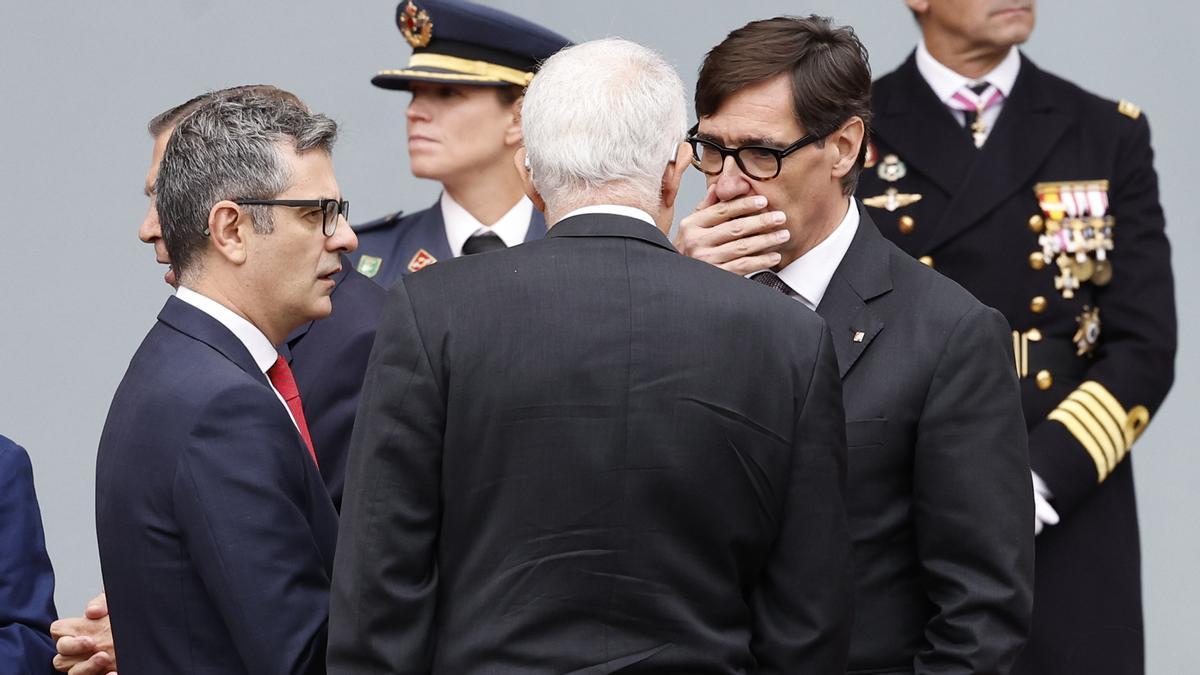 Políticos y autoridades esperan inicio desfile 12-O a pies de tribuna