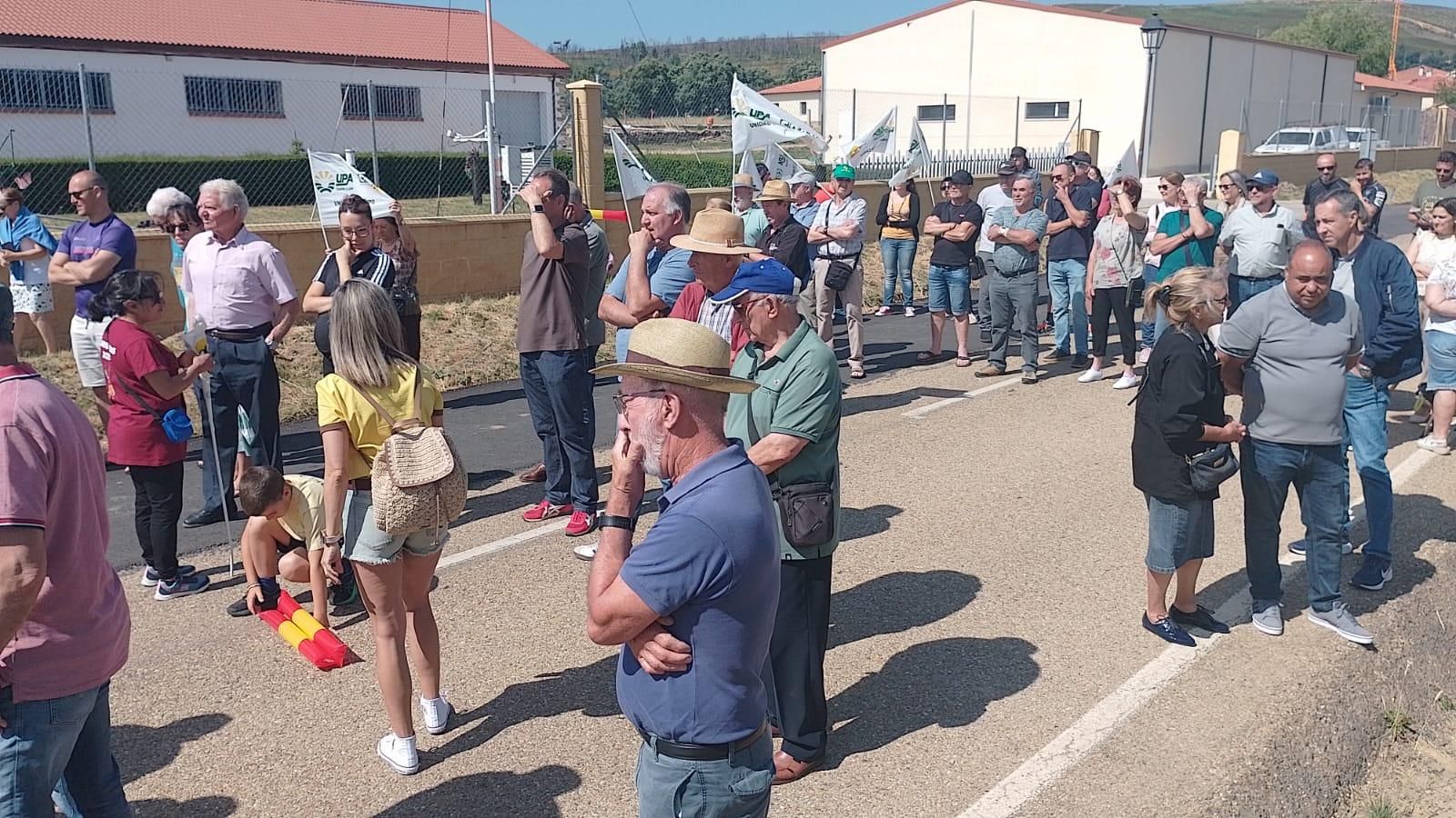 GALERÍA | Protesta en Villardeciervos para reclamar un plan especial para la Sierra de la Culebra
