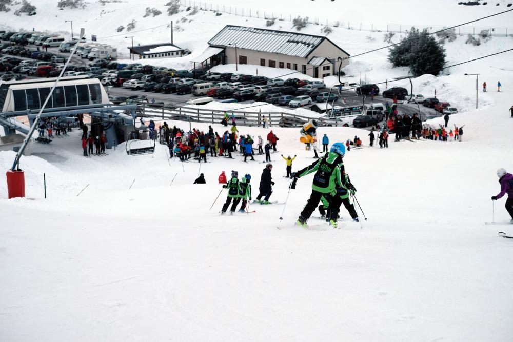 Multitud de esquiadores en Pajares en el domingo tras el temporal de nieve.