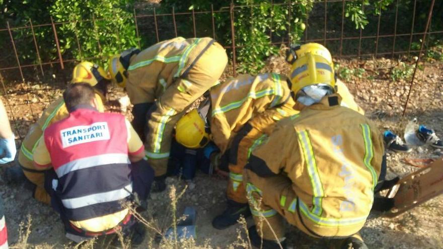 Bomberos y sanitarios atienden al motorista herido en Pego.