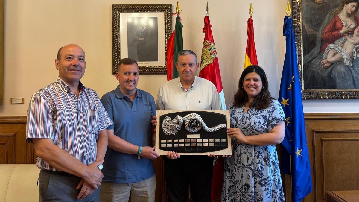 Presentación del testigo del Congreso de Toros de Cuerda al presidente de la Diputación, Javier Faúndez.