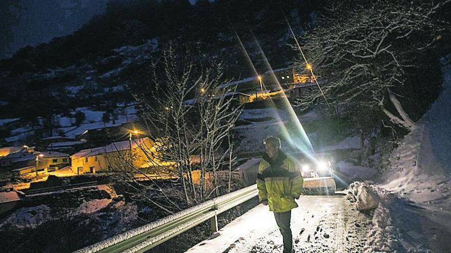 Noche de trabajo para abrir camino en Urria