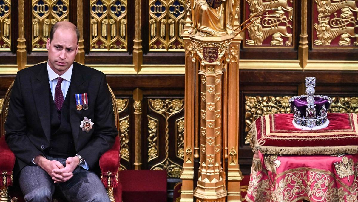 Guillermo, junto a la corona imperial, en la apertura del Parlamento británico, el pasado 10 de mayo.