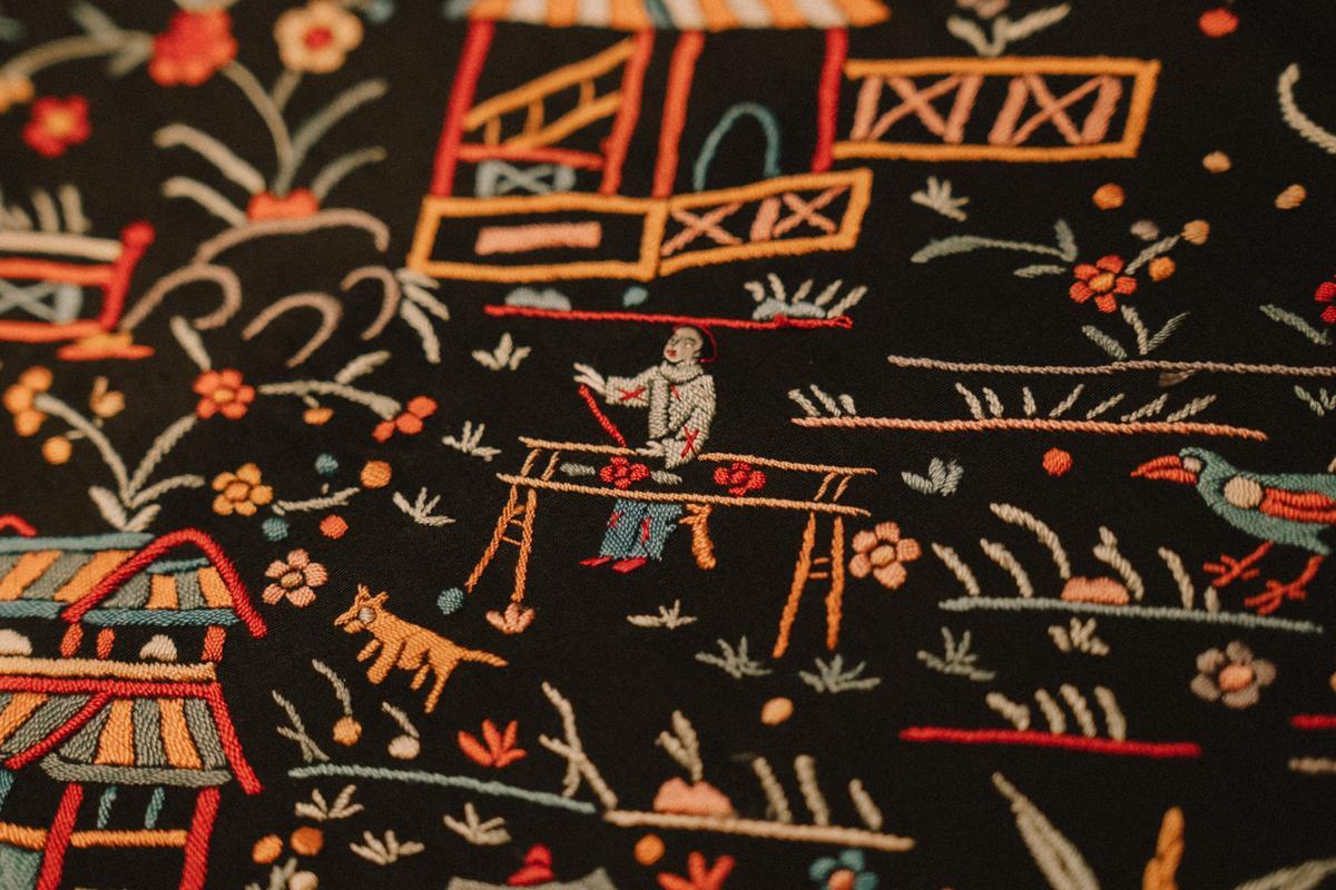 Detalle de un mantón de Manila de principios del siglo XX restaurado, con motivos alegóricos chinos y sobre el propio trabajo de los bordadores, en el taller de Ángeles Espinar.