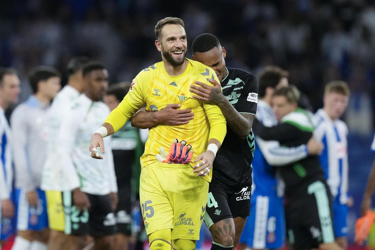 BARCELONA, 05/10/2025.-El portero del Betis Pau LÃ³pez celebra parar un penalti y la victoria de su equipo frente al Espanyol, durante el partido de la jornada 8 de LaLiga EA Sports entre le Espanyol y el Betis, este domingo en el RCDE Stadium en Barcelona.-EFE/ Enric Fontcuberta
