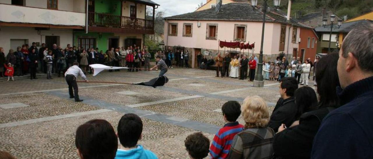 Público siguiendo el bandeo de pendones en una edición pasada.