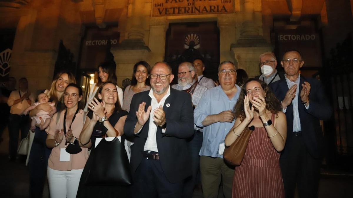 Manuel Torralbo, en el centro, con parte de su equipo en la puerta del Rectorado, tras conocerse el resultado de las votaciones que lo convierte en el próximo rector de la UCO.