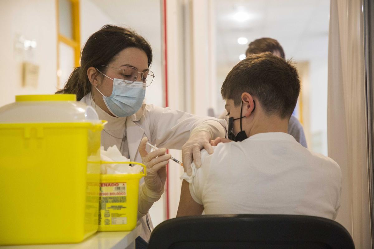 Niños y niñas se vacunan en el centro de salud Seminario (Zaragoza)