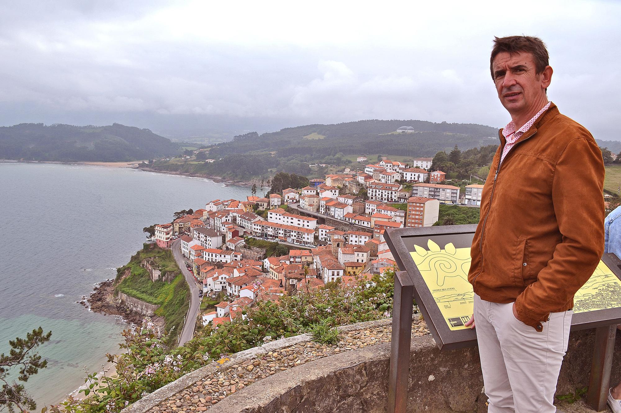 César Fernández en el mirador de San Roque, desde donde se tienen unas magníficas del puerto y todo el entorno.