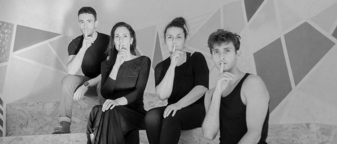 Julia Aguirre, Luis Fernández, Daniel Ibáñez i Pablo Sevilla són els intèrprets d’aquesta obra que s’anava a estrenar al Pavón Teatro Kamikaze al març de 2020, quan tothom es va confinar a casa.