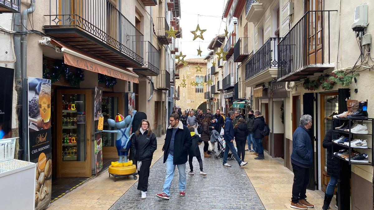 Turistas pasean por el centro de Morella.