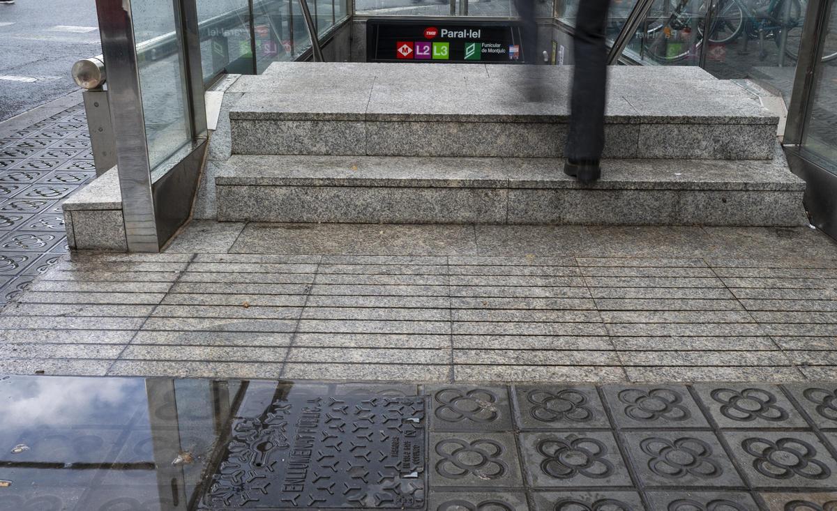 Charcos en la boca de metro de Paral·lel, en Barcelona.