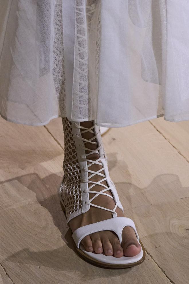 Sandalias planas blancas de Dior Alta Costura invierno 2024