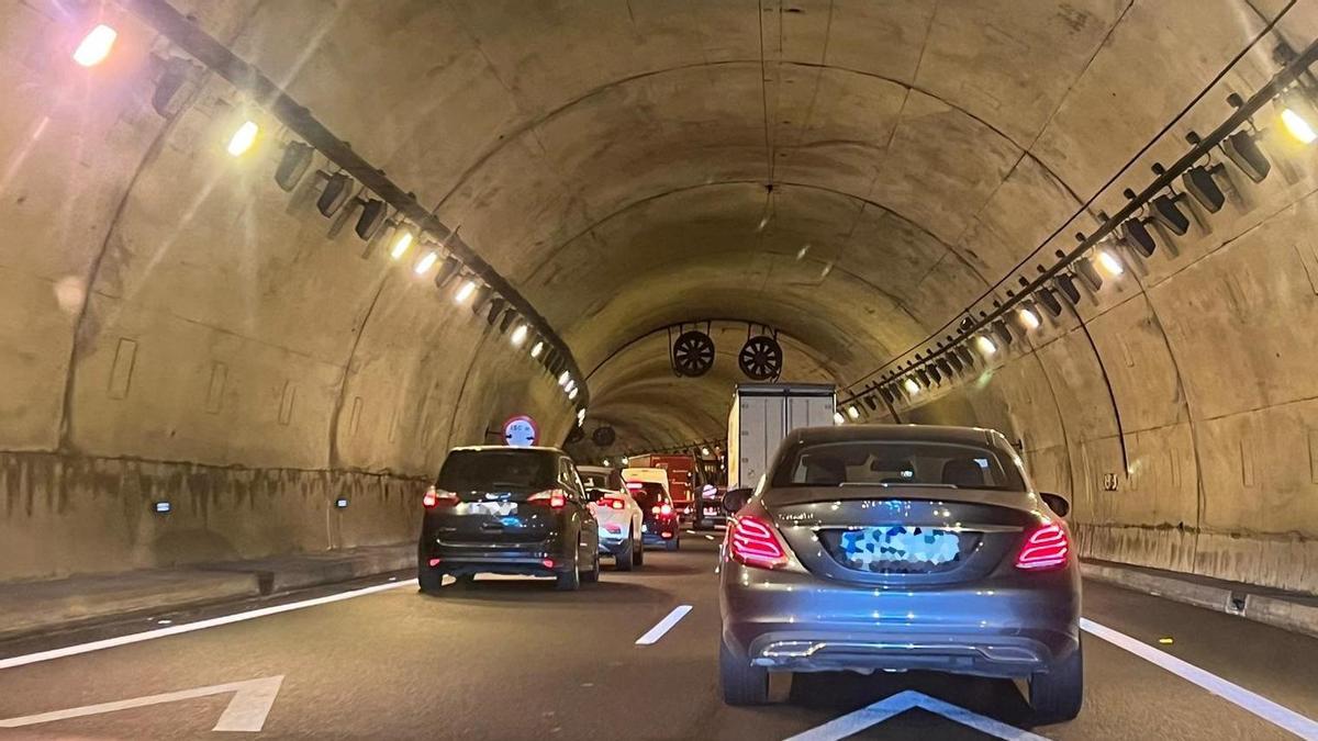 Atasco en el interior del túnel de Candeán