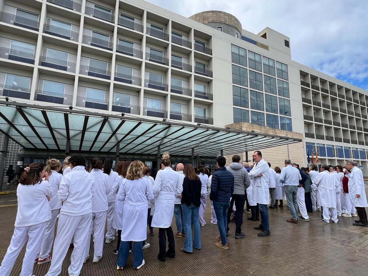 Trabajadores concentrados esta mañana ante la fachada del hospital.
