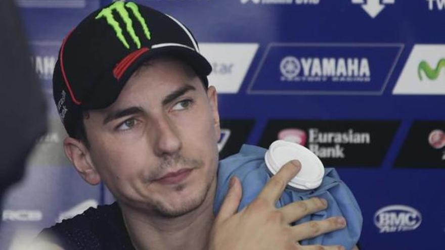 Jorge Lorenzo evidenció en Sepang que sigue con molestias en su clavícula izquierda.