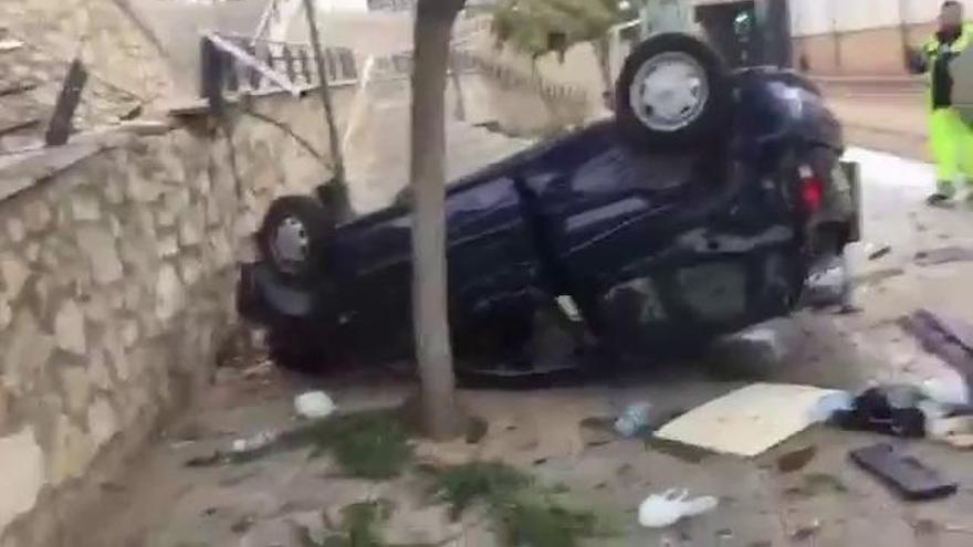 Vuelca un coche en la parada del Tram de la Isleta