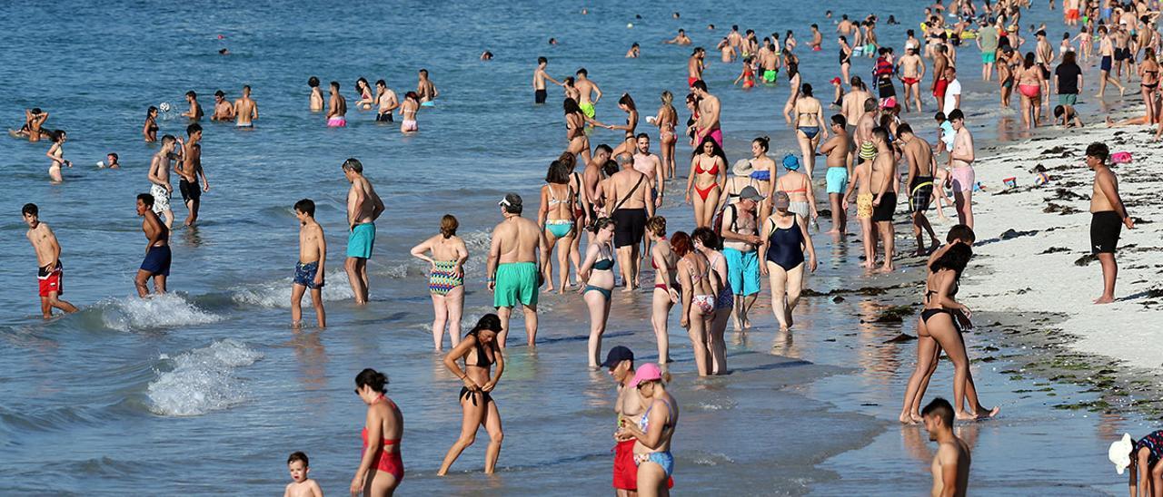 Bañistas, el sábado, en la playa de O Vao