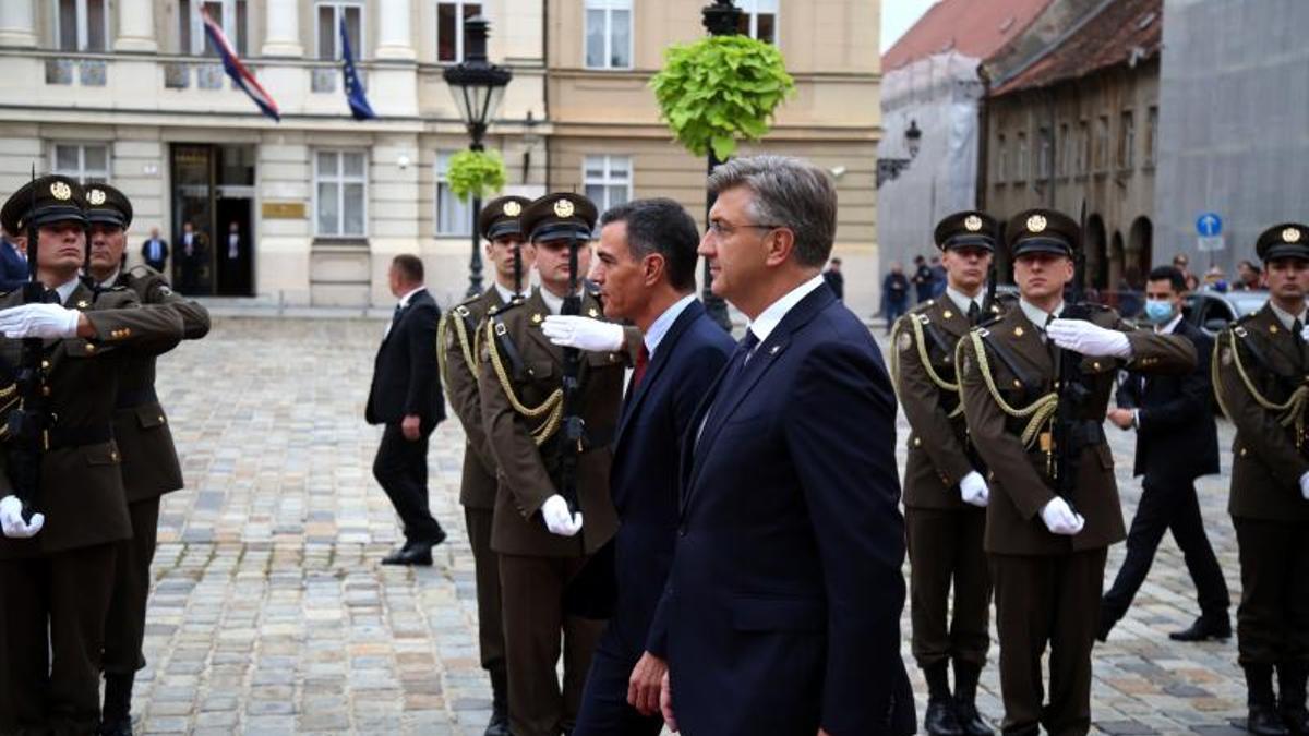 El presidente del Gobierno, Pedro Sánchez, y el primer ministro croata, Andrej Plenkovic, pasan revista a las tropas en Zagreb, la capital del país, este 6 de octubre de 2021.
