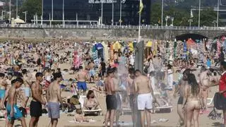 Las playas asturianas se llenan con el calor de junio, pero ¿cómo será el tiempo este verano?