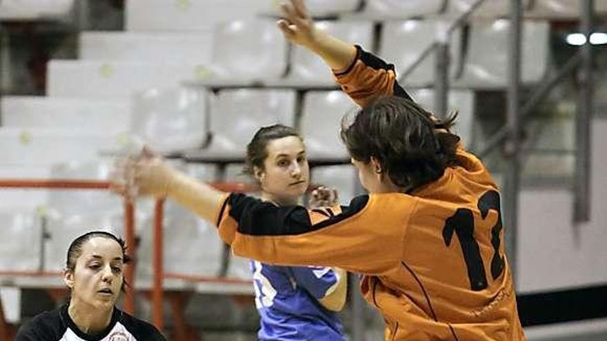 Una jugada del derbi entre Mavi y Oviedo Femenino disputado ayer en Gijón.