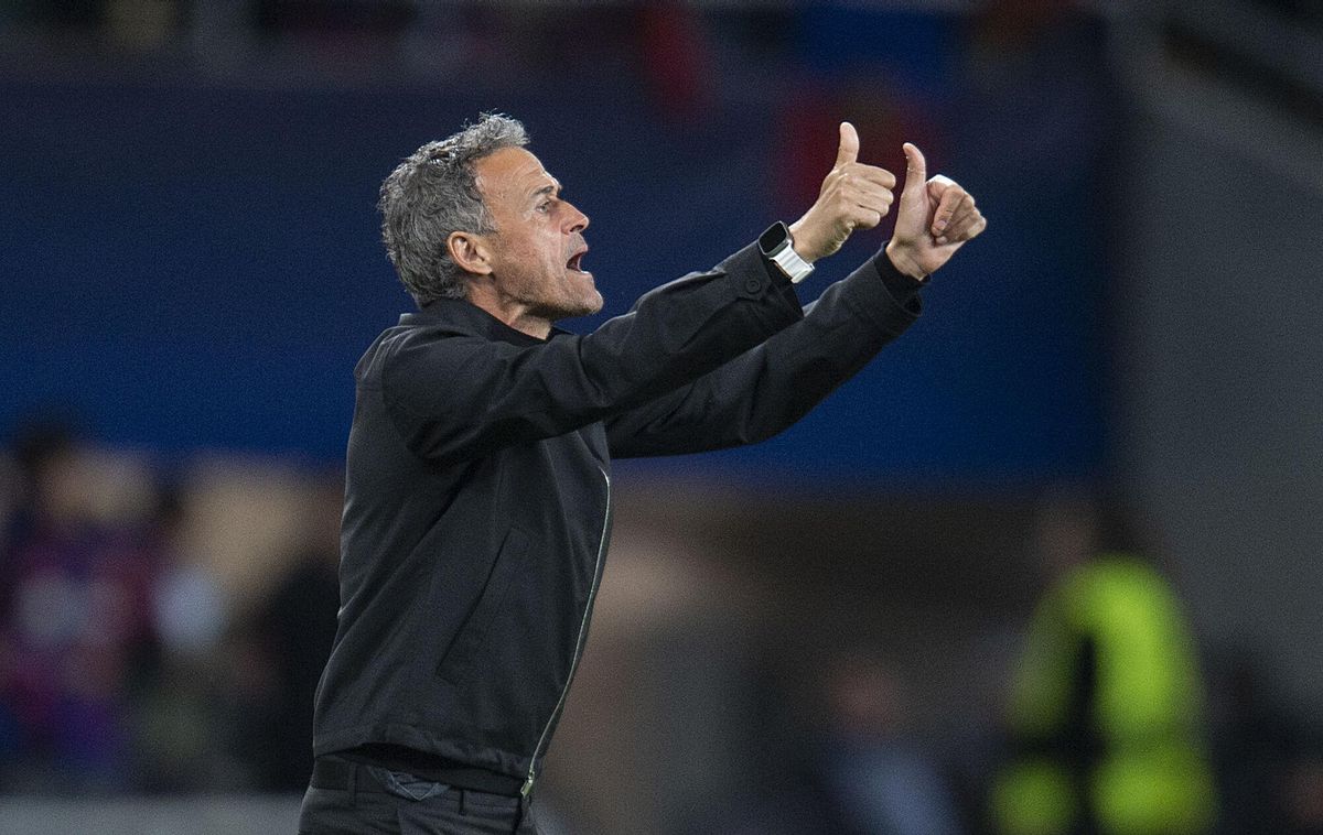 Barcelona. 16.04.2024. Deportes. Luis Enrique hace un gesto positivio desde la banda durante el partido de vuelta de los 1/4 de final de la champions league entre el FC Barcelona (Barça) y el Paris Saint Germain (PSG) en Montjuic. Fotografía de Jordi Cotrina