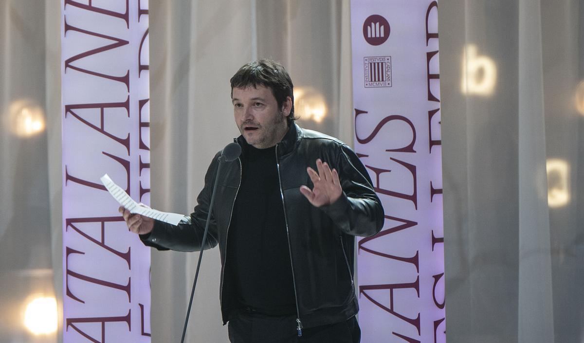 Barcelona. 14.03.2026. Cultura. Carles Rebassa, ganador del 66 premio Sant Jordi de Novela durante su parlamento en la 75a Nit de les Lletres Catalanes celebrada en el Palau Nacional. Fotografía de Jordi Cotrina