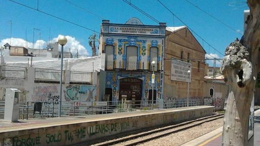 La centenaria azulejera se encuentra pegada a la línea de Metrovalencia.