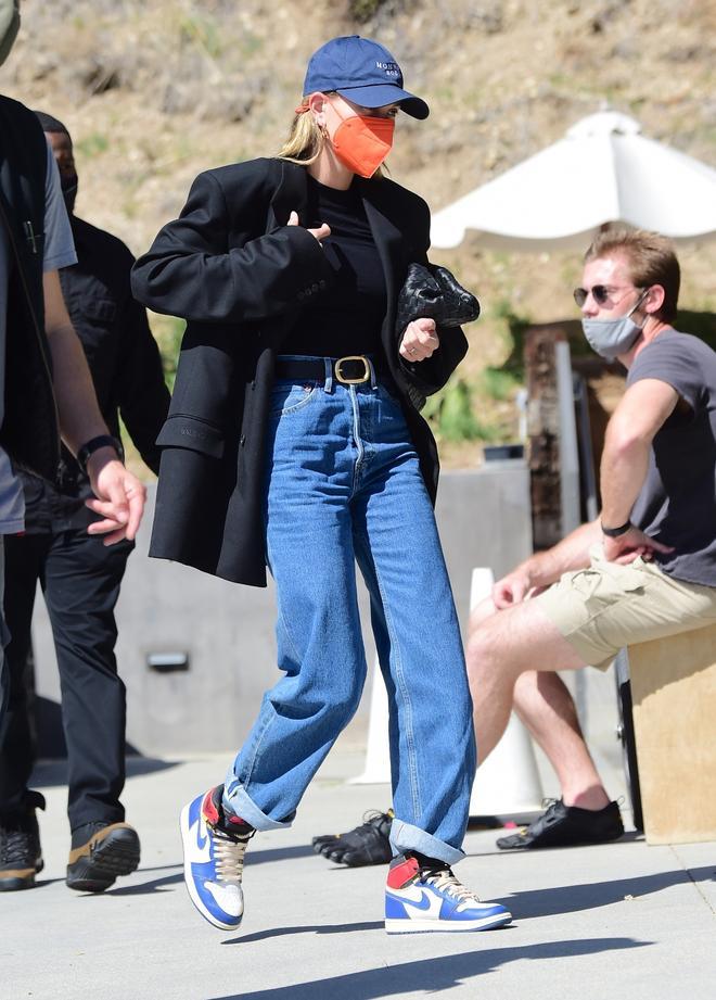 Hailey Baldwin con vaqueros, americana oversize y zapatillas