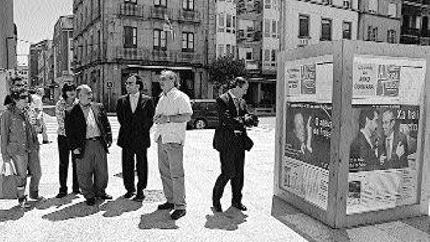 La exposición recoge las principales portadas de A Nosa Terra en sus 100 años de historia. / IÑAKI ABELLA