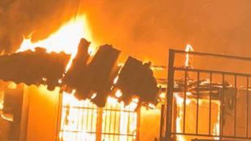 Un foc destrueix totalment una casa de fusta a Piera, sense causar ferits