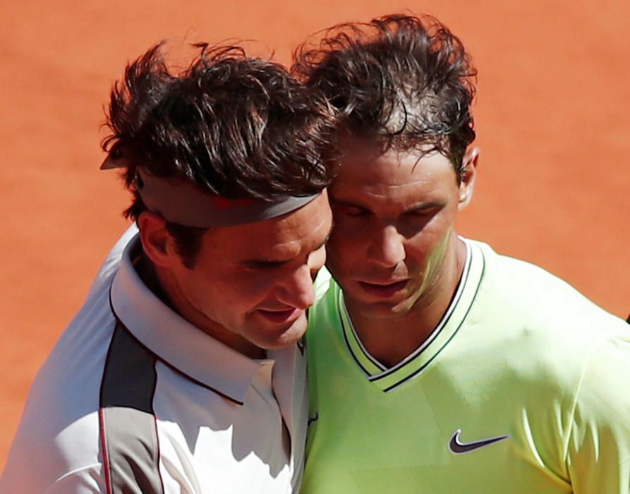 Roger Federer de Suiza y Rafael Nadal de España después de su semifinal de Roland Garros