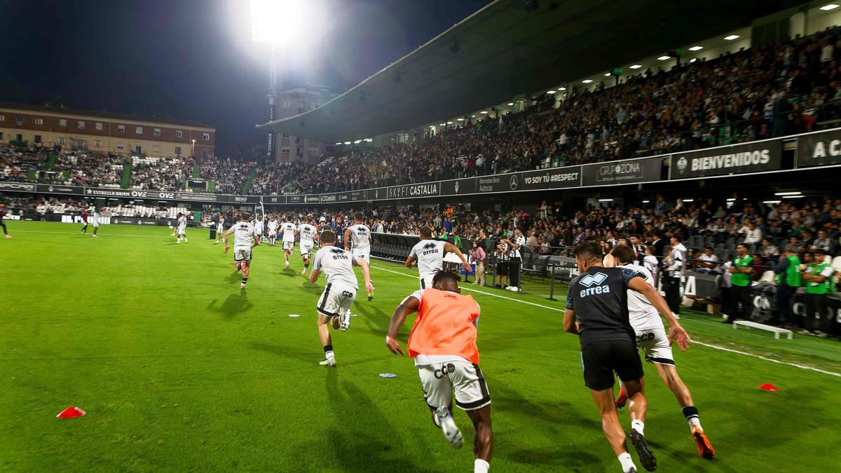 Calentamiento de jugadores del Castellón en el SkyFi Castalia.