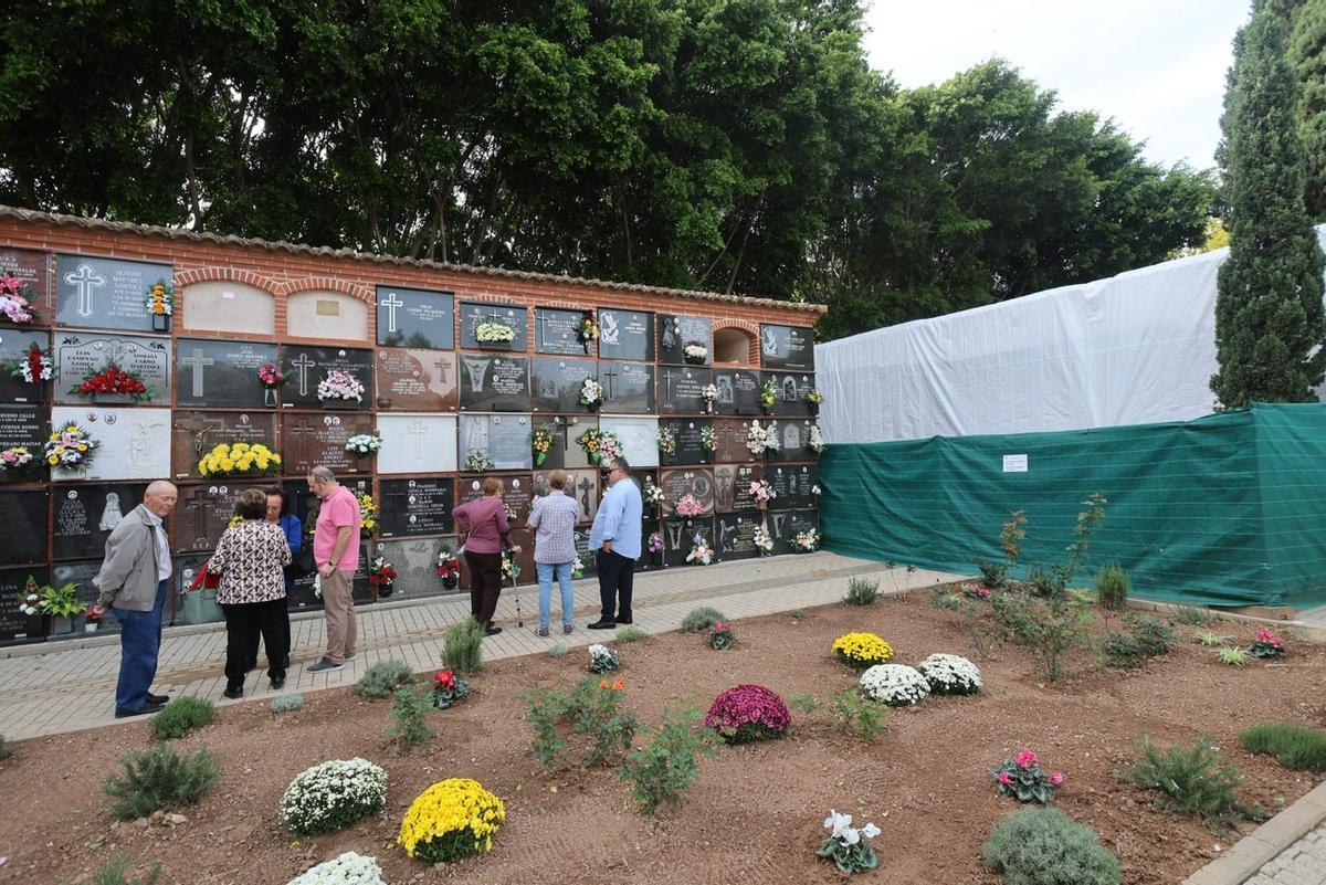 A la derecha, lonas que tapan la sección más dañadas del cementerio.
