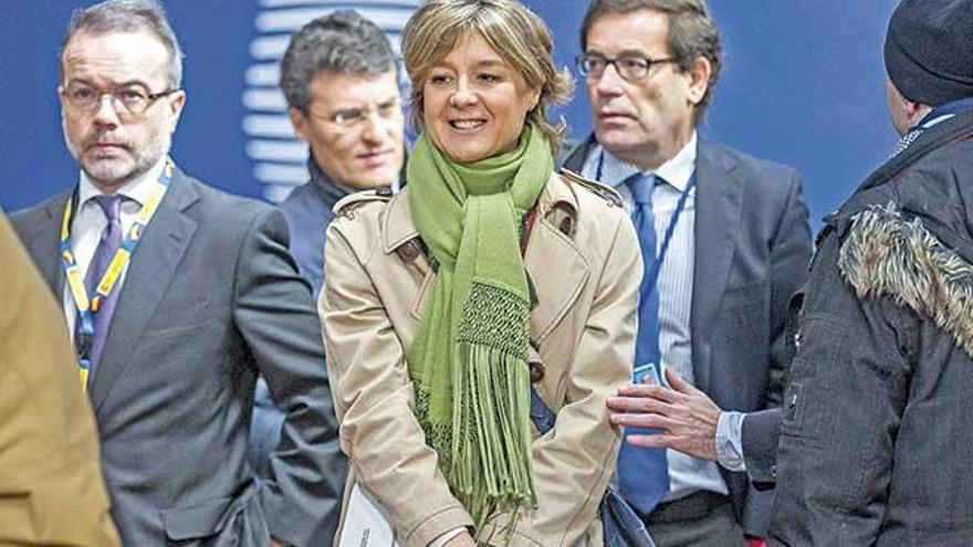 La ministra Isabel García Tejerina ayer en Bruselas con sus homólogos europeos.