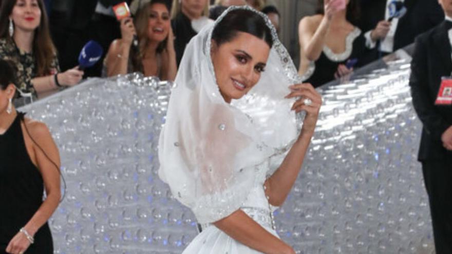 Penélope Cruz deslumbra en la MeT Gala 2023 vestida de novia