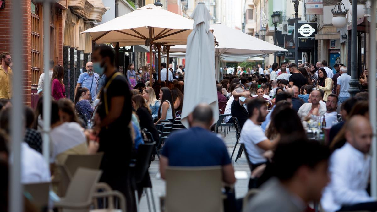 Veladores en el entorno de la calle Castaños, una de las zonas con más actividad de ocio nocturno de la ciudad