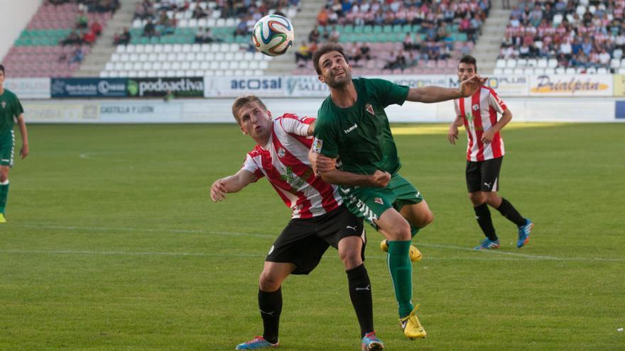 Jaume Sobregrau intenta despejar el balón durante un partido de la pasada temporada