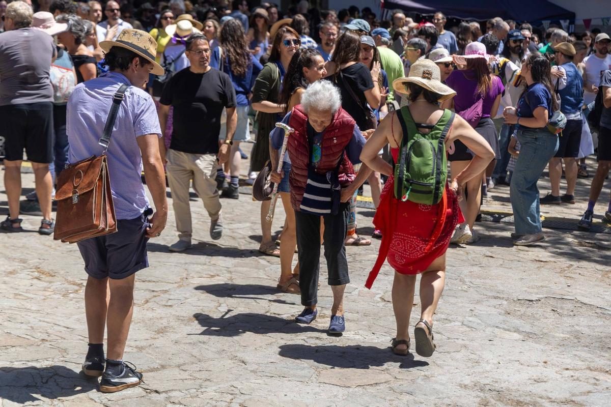 Vecinos del barrio disfrutando del ambiente