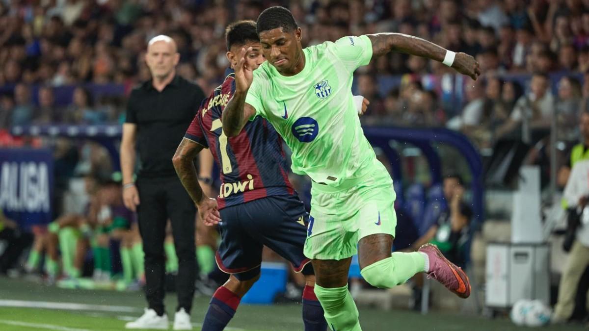 Rashford debutó como titular ante el Levante