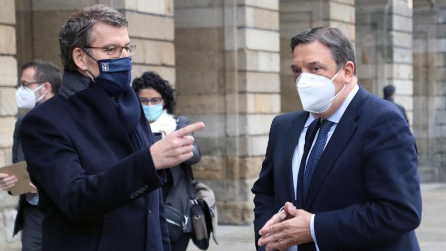 Feijóo, con el ministro de Agricultura, esta mañana en el Obradoiro