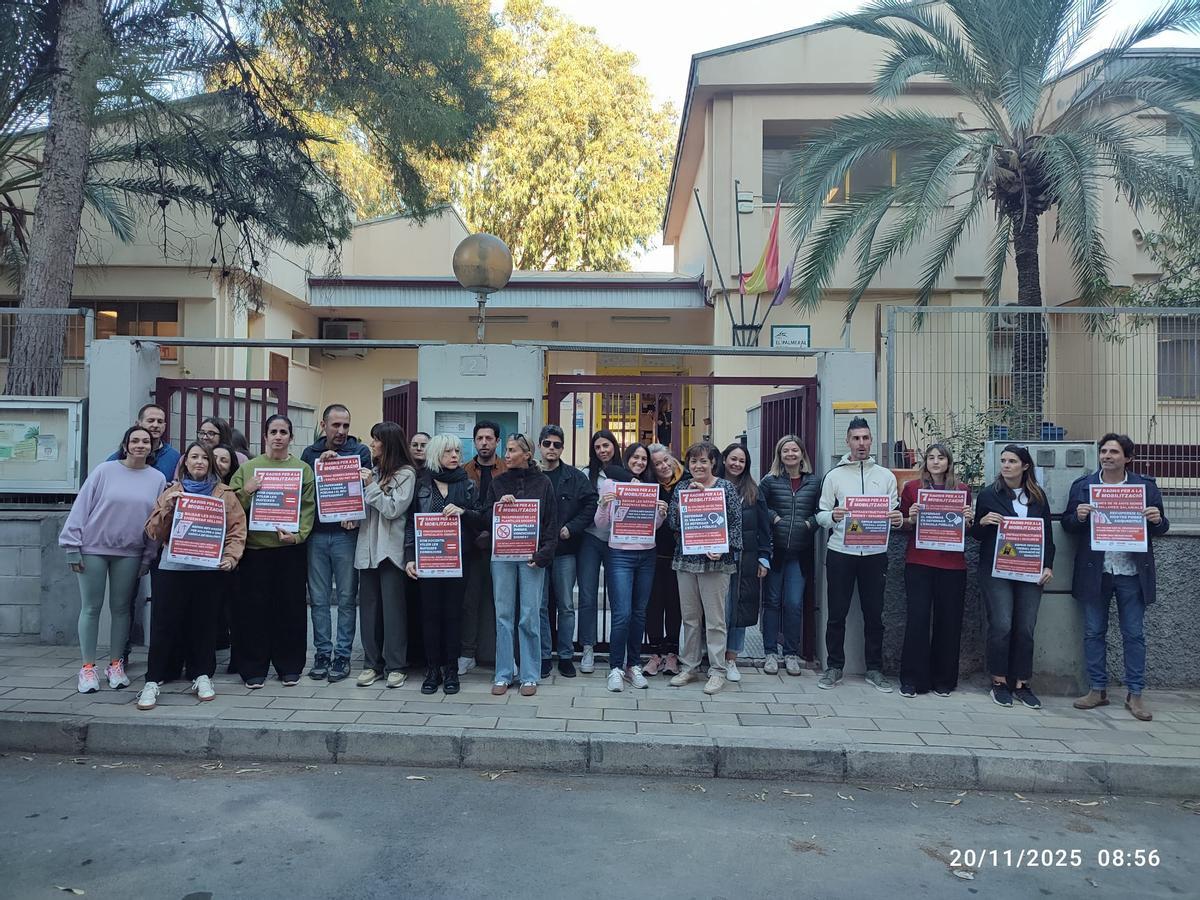 Maestros del colegio El Palmeral, de Alicante este jueves durante una concentración