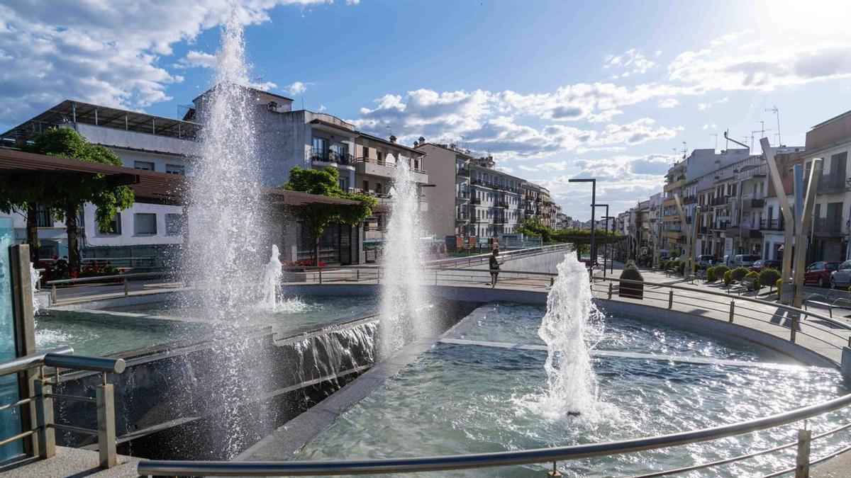 La fuente de la Cruz de la Unidad es una de las pocas que ha recuperado el funcionamiento normal.