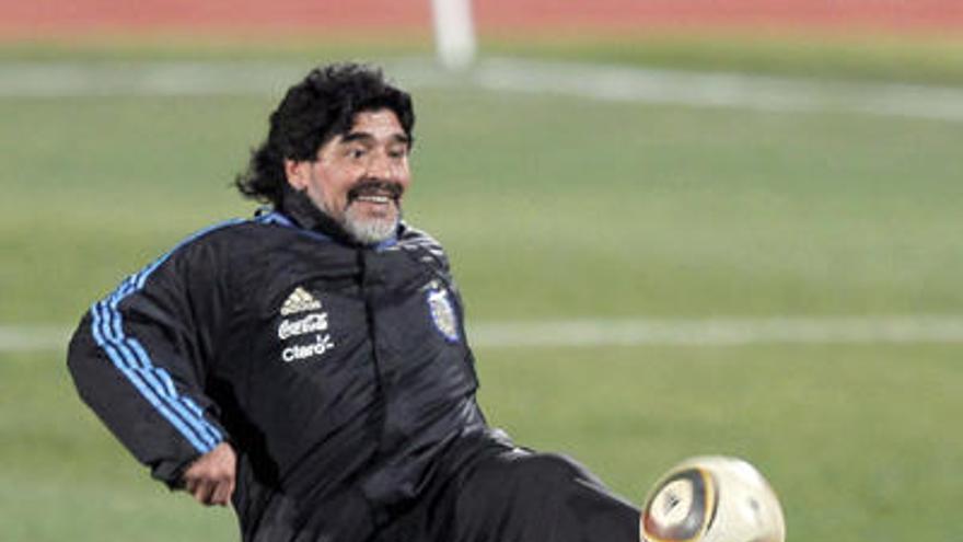 Maradona controla el balón.