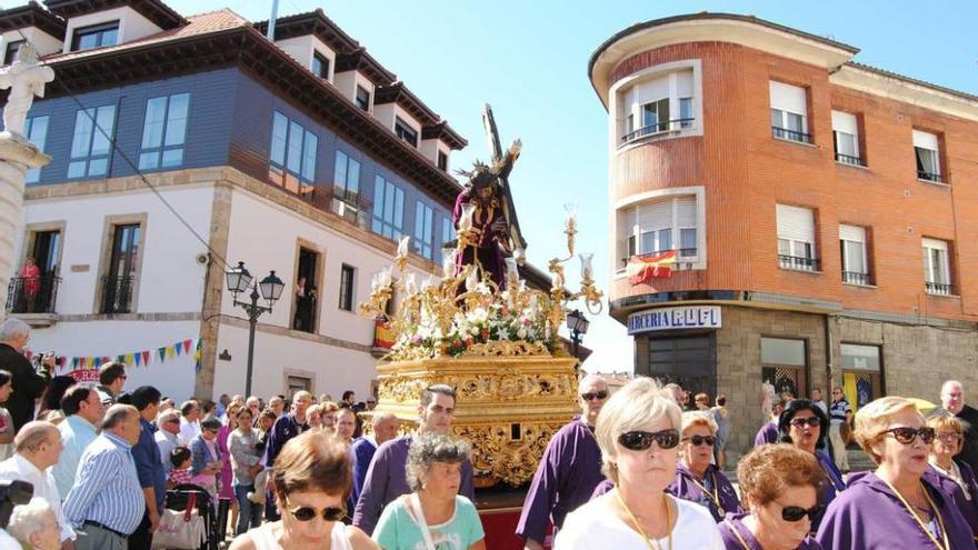 La imagen del Cristo a su paso por la plaza de la Cruz.